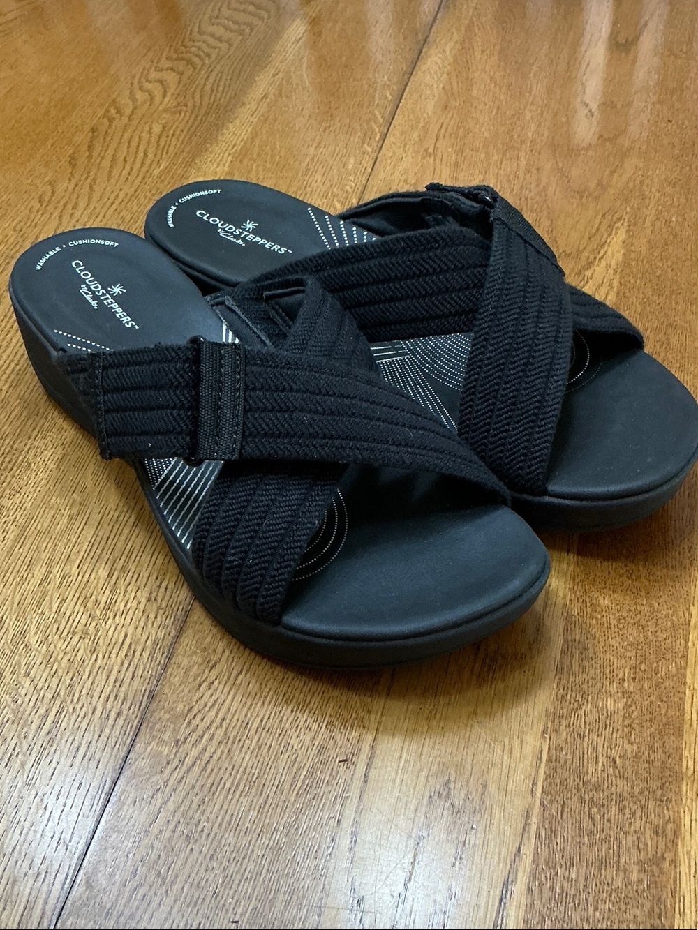 Woman’s Clarks Cloudsteppers black cross strap slide sandal. Size 12. New. Cute!
